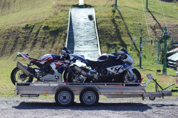 photo remorque plateau 3 motos de cotés